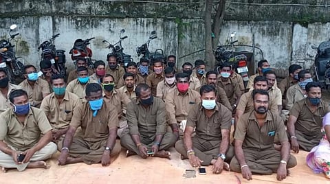 காரைக்காலில் உள்ளிருப்பு வேலைநிறுத்தப் போராட்டத்தில் ஈடுபட்ட புதுச்சேரி சாலை போக்குவரத்துக் கழக ஒப்பந்த ஊழியர்கள்.