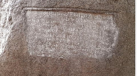 திருப்பத்தூர் அடுத்த குண்டு ரெட்டியூர் கிராமத்தில் கண்டெடுக்கப்பட்ட பள்ளிச்சந்தம் வட்டெழுத்துக் கல்வெட்டு.