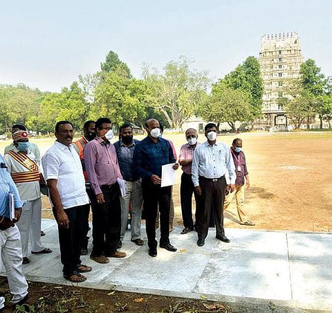 ஸ்மார்ட் சிட்டி திட்டத்தின் கீழ் வேலூர் கோட்டையில் அழகுபடுத்தும் பணியை நேற்று பார்வையிட்டு ஆய்வு செய்த மாவட்ட ஆட்சியர் சண்முகசுந்தரம். அருகில், மாநகராட்சி ஆணையர் சங்கரன் உள்ளிட்டோர். படம்:வி.எம்.மணிநாதன்.