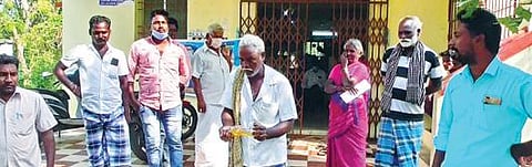 செய்யாறு அருகே வாழ்குடை கிராமத்தில் உள்ள ஒரு தேசிய மயமாக்கப்பட்ட ஒரு வங்கியின் முன்பு பெட்ரோல் ஊற்றி தற்கொலைக்கு முயன்ற விவசாயி காமராஜ்.