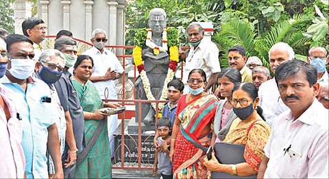 கணிதமேதை ராமானுஜனின் 133-வது பிறந்தநாளையொட்டி, ஈரோடு கோட்டை தெப்பக்குளம் வீதியில், வரி செலுத்துவோர் மக்கள் நல்வாழ்வு சங்கம் சார்பில் அவருடைய சிலைக்கு மாலை அணிவித்து மரியாதை செலுத்தப்பட்டது.