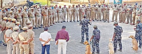 வனப்பகுதியில் ஏற்படும் பேரிடர்களின்போது மீட்பு பணியை மேற்கொள்வது குறித்து வனத்துறையினருக்கு நேற்று சேலத்தில் சிறப்பு பயிற்சி அளிக்கப்பட்டது.