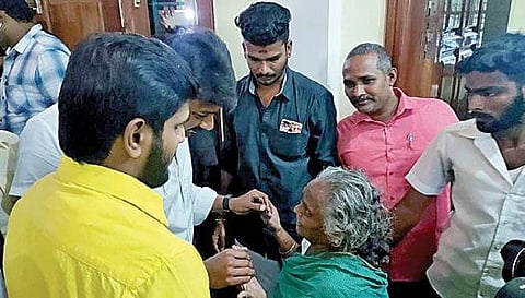 அரியலூர் மாவட்டம் காடுவெட்டியில் மறைந்த வன்னியர் சங்கத் தலைவர் ஜெ.குருவின் தாயார் கல்யாணியிடம் நலம் விசாரிக்கிறார் திமுக மாநில இளைஞரணி செயலாளர் உதயநிதி ஸ்டாலின்.