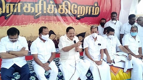 குடியாத்தம் அடுத்த மேல்பட்டி ஊராட்சியில் திமுக சார்பில் நடைபெற்ற கிராம சபைக்கூட்டத்தில் திமுக பொதுச்செயலாளர் துரைமுருகன் பேசினார். அருகில் எம்எல்ஏ நந்தகுமார் உட்பட பலர் உள்ளனர்.