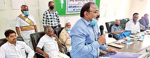 தமிழ் ஆட்சி மொழி சட்ட வார விழாவையொட்டி திருப்பத்தூர் ஆட்சியர் அலுவல கத்தில் நடைபெற்ற கருத்தரங்கில் பேசும் ஆட்சியர் சிவன் அருள்.