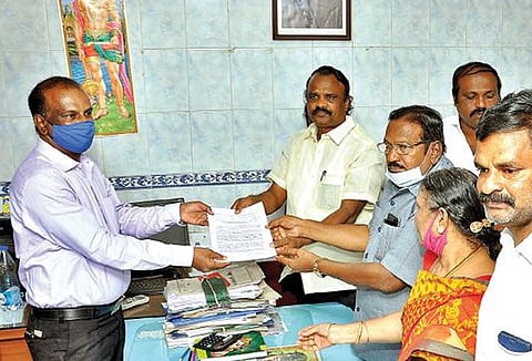 வேலூர் அண்ணா சாலையில் உள்ள மாநகராட்சி 3-வது மண்டல அலுவலகத்தில் உதவி ஆணையாளர் வெங்கடேசனிடம் மனு அளித்த பாமகவினர். படம்:வி.எம்.மணிநாதன்.