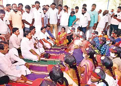 திமுக சார்பில் திருச்சி உறையூர் குறத்தெருவில் நேற்று நடைபெற்ற கிராம சபைக் கூட்டத்தில் பங்கேற்று பேசுகிறார் அக்கட்சியின் முதன்மைச் செயலாளர் கே.என்.நேரு.  படம்: ஜி.ஞானவேல்முருகன்