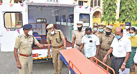 காவல்துறையினருக்கான ஆம்புலன்ஸ் சேவையை சேலத்தில் நடந்த நிகழ்ச்சியில், மாநகர காவல் ஆணையர் செந்தில் குமார் தொடங்கிவைத்து பார்வையிட்டார். உடன் மாநகர காவல் துணை ஆணையர் செந்தில்.		   படம்:எஸ்.குரு பிரசாத்