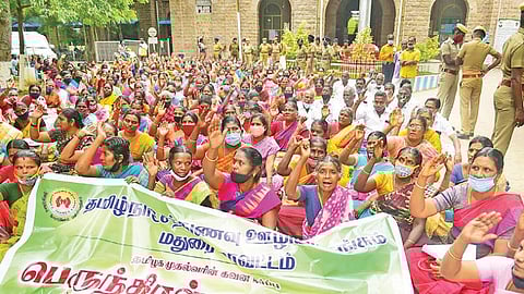மதுரை மாவட்ட ஆட்சியர் அலுவலக வளாகத்தில் நடந்த போராட்டத்தில் பங்கேற்ற சத்துணவு ஊழியர்கள். படம்: எஸ்.கிருஷ்ணமூர்த்தி