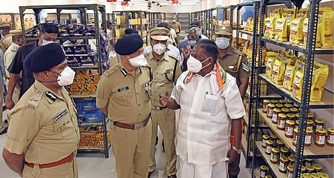 புதுச்சேரி கோரிமேடு ஐஆர்பிஎன் காவலர் பயிற்சி மையத்தில் காவலர்களுக்கான சலுகை விலையிலான பல்பொருள் அங்காடியை முதல்வர் நாராயணசாமி திறந்து வைத்து பார்வையிட்டார். அருகில் டிஜிபி பாலாஜி வத்சவா, ஏடிஜிபி அனந்தமோகன் ஆகியோர் உள்ளனர். படம்: எம்.சாம்ராஜ்