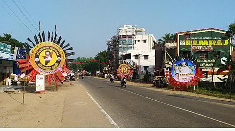 உதயநிதி ஸ்டாலினை வரவேற்று திருமானூரில் வைக்கப்பட்டுள்ள கொடிகள், பிளக்ஸ் பேனர்கள்.