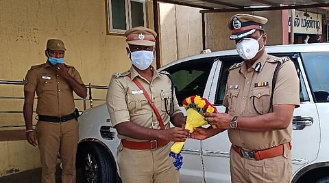 எஸ்.பி. அலுவலகத்துக்கு வந்த வடக்கு மண்டல ஐஜி நாகராஜனை எஸ்.பி. விஜயகுமார் வரவேற்றார்.