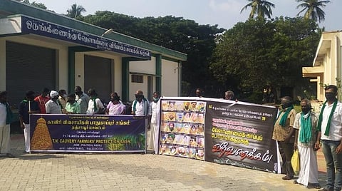 கும்பகோணத்தில் நடைபெற்ற கூட்டத்தில் பங்கேற்ற விவசாயிகள் மத்திய அரசை கண்டித்து கூட்டத்தில் கருப்பு துணியை கண்களில் கட்டி எதிர்ப்பு தெரிவித்தும், வெளிநடப்பு செய்தும் முழக்கங்களை எழுப்பினர்.