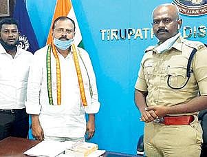 திருப்பத்தூர் எஸ்பி டாக்டர் விஜயகுமாரிடம் மனு அளித்த காங்கிரஸ் சிறுபான்மை பிரிவு மாநில தலைவர் அஸ்லாம்பாஷா.