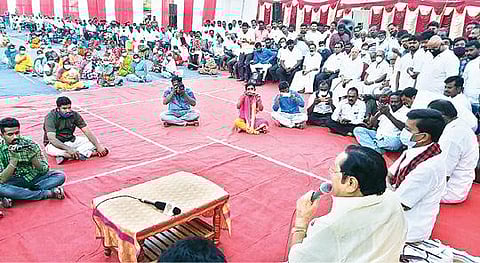 திருப்பத்தூர் - கிருஷ்ணகிரி மேம்பாலம் அருகே நடைபெற்ற கிராம சபா கூட்டத்தில்  பேசும் திமுக பொதுச்செயலாளர் துரைமுருகன். அருகில், எம்எல்ஏ நல்லதம்பி, மாவட்ட பொறுப்பாளர் தேவராஜ் உள்ளிட்டோர்.