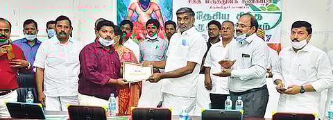 திருப்பத்தூர் மாவட்டத்தில் கரோனா தடுப்புப்பணியில் சிறப்பாக பணியாற்றிய சித்த மருத்துவருக்கு பாராட்டு சான்றிதழ் வழங்கிய அமைச்சர் கே.சி.வீரமணி. அருகில், மாவட்ட ஆட்சியர் சிவன் அருள் உள்ளிட்டோர்.படம்:ந.சரவணன்.