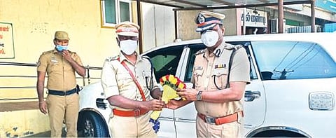 திருப்பத்தூர் எஸ்பி அலுவலகத்துக்கு நேற்று வந்த வடக்கு மண்டல ஐஜி நாக ராஜனை பூங்கொத்து கொடுத்து வரவேற்ற எஸ்பி டாக்டர் விஜயகுமார்.  படம்:ந.சரவணன்.