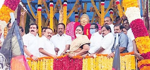 திருநெல்வேலியில் எம்ஜிஆர் சிலைக்கு அதிமுக மாவட்டச் செயலாளர் கணேசராஜா மற்றும் கட்சி நிர்வாகிகள் மரியாதை செலுத்தினர்.