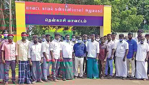 அரசு மருத்துவருக்கு கொலை மிரட்டல் விடுப்பவர்கள் மீது நடவடிக்கை எடுக்கக் கோரி தென்காசி எஸ்பி அலுவலகத்துக்கு புகார் அளிக்க வந்த பொதுமக்கள்.