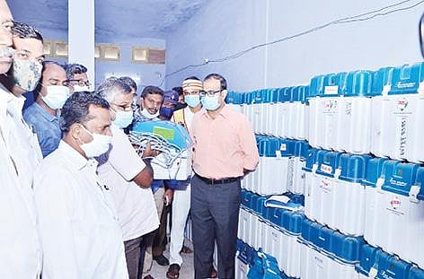 தென்காசி ஒழுங்குமுறை விற்பனைக் கூடத்தில் பாதுகாப்பாக வைக்கப்பட்டுள்ள மின்னணு வாக்குப்பதிவு இயந்திரங்களை மாவட்ட ஆட்சியர் சமீரன் பார்வையிட்டார்.