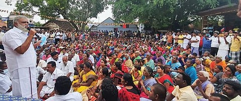 திண்டுக்கல் அருகே வீரக்கல் கிராமத்தில் நடந்த கிராமசபை கூட்டத்தில் பேசிய திமுக மாநில துணைப்பொதுச்செயலாளர் ஐ.பெரியசாமி.