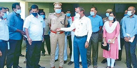 வானூர் சட்டப்பேரவை தொகுதியின் வாக்கு எண்ணும் மையமான அரவிந்தர் கலை, அறிவியல் கல்லூரியில் ஆட்சியர் அண்ணாதுரை ஆய்வு நடத்தினார்.