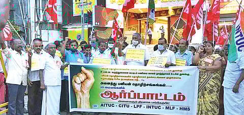 பல்வேறு கோரிக்கைகளை வலியுறுத்தி திருப்பூரில் தொழிற்சங்கத்தினர் ஆர்ப்பாட்டம்