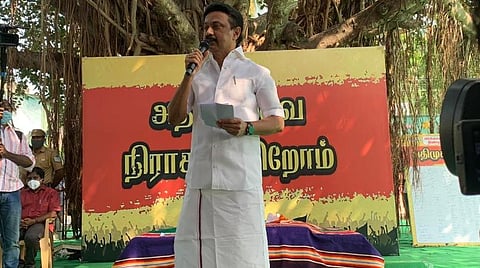 மரக்காணத்தில் நடைபெற்ற மக்கள் கிராம சபைக்கூட்டத்தில் ஸ்டாலின் பேசுகிறார்.