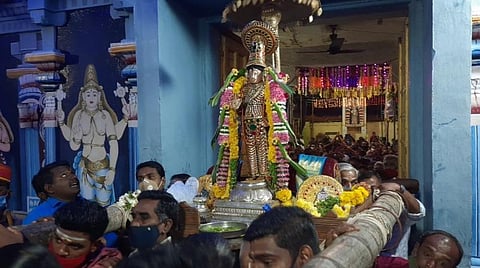 காரைக்கால் நித்யகல்யாணப் பெருமாள் கோயிலில் பரமபத வாசலில் காட்சியளித்த நித்யகல்யாணப் பெருமாள்.