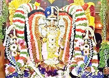 செங்கம் வேணுகோபால பார்த்தசாரதி பெருமாள் கோயில் சொர்க்கவாசல் திறக்கப்பட்டதும் சிறப்பு அலங்காரத்தில் அருள்பாலித்த சுவாமி.