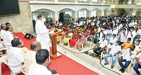 பாட்டாளி மக்கள் கட்சி சார்பில் வன்னியர்களுக்கு 20 சதவீதம் தனி இட ஒதுக்கீடு குறித்து பொதுக்குழு கூட்டம் வேலூரில் நேற்று நடைபெற்றது. இதில், சிறப்புரை யாற்றிய பாமக மாநில தலைவர் ஜி.கே.மணி. படம்:வி.எம்.மணிநாதன்.