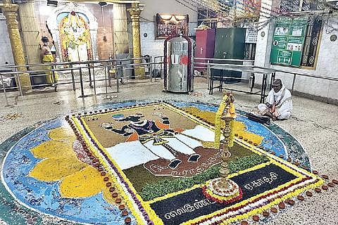 வைகுண்ட ஏகாதசியையொட்டி, வேலூர் கோட்டை ஜலகண்டேஸ்வரர் கோயிலில் வெங்கடேச பெருமாளுக்கு சிறப்பு அலங்காரம் செய்யப்பட்டு பூஜைகள் நடைபெற்றன. அடுத்த படம்: வேலூர் மாவட்டம், பள்ளிகொண்டாவில் உள்ள  உத்திர ரங்கநாத சுவாமி கோயிலில் சொர்க்கவாசல் திறப்பு நடந்தது. கடைசிப் படம்: வேலூர் அண்ணா சாலையில் உள்ள திருமலை திருப்பதி தேவஸ்தான தகவல் மையத்தில் ஜவ்வரிசி மற்றும் தானியங்களால்  வராக பெருமாள் அவதாரம் வரையப்பட்டிருந்து. படங்கள்: வி.எம்.மணிநாதன்.