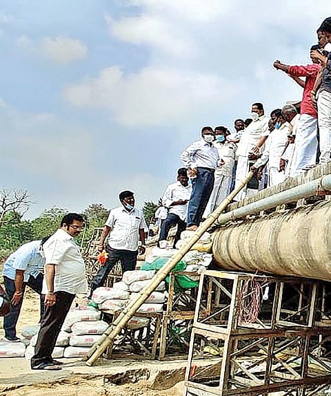 பொன்னை ஆற்று மேம்பாலம் சேதமடைந்து பராமரிப்பு பணி நடைபெற்று வருவதை திமுக பொதுச்செயலாளர் துரைமுருகன், நாடாளுமன்ற உறுப்பினர் கதிர்ஆனந்த் ஆகியோர் நேரில் சென்று பார்வையிட்டனர்.