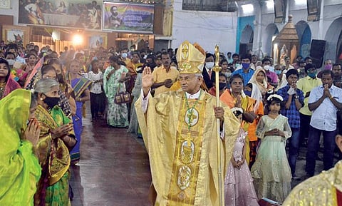 கிறிஸ்துமஸ் பண்டிகையை முன்னிட்டு பாளையங்கோட்டையில் உள்ள தூய சவேரியார் பேராலயத்தில் மறைமாவட்ட பேராயர் அந்தோணிசாமி தலைமையில் சிறப்பு பிரார்த்தனை   நடைபெற்றது.  			        படம்: மு.லெட்சுமி அருண்