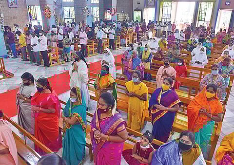 கிறிஸ்துமஸ் பண்டிகையையொட்டி கிருஷ்ணகிரி ஆர்சி பாத்திமா தூய அன்னை ஆலயத்தில் திருத்தல பங்குத்தந்தை இசையாஸ் தலைமையில் சிறப்பு பிரார்த்தனை நடந்தது.