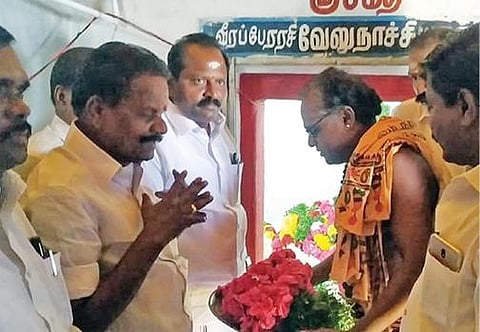 சிவகங்கையில் விடுதலைப் போராட்ட வீராங்கனை வேலுநாச்சியார் நினைவு தினத்தையொட்டி, அவரது நினைவிடத்தில் மரியாதை செலுத்திய அமைச்சர் ஜி.பாஸ்கரன்.  அருகில் எம்எல்ஏ நாகராஜன்.