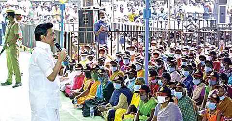 மரக்காணத்தில் நேற்று நடைபெற்ற மக்கள் கிராம சபைக் கூட்டத்தில் மு.க.ஸ்டாலின் பேசுகிறார்.