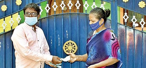 திருவண்ணாமலை அடுத்த வேங்கிக்கால் பகுதியில் வீடு, வீடாக சென்று பொங்கல் பரிசு பெறுவதற்கான டோக்கன் வழங்கும் பணி நேற்று தொடங்கியது.