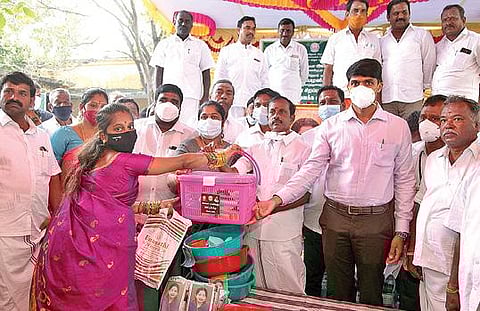 ஆரணி அடுத்த குன்னத்தூரில் நேற்று நடந்த விழாவில் அம்மா மகப்பேறு ஊட்டச்சத்து பெட்டகத்தை கர்ப்பிணி பெண்ணுக்கு வழங்கிய அமைச்சர் சேவூர்  எஸ்.ராமச்சந்திரன். அருகில், ஆட்சியர் சந்தீப் நந்தூரி உள்ளிட்டோர்.