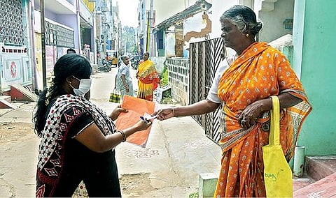 தமிழக அரசு அறிவித்துள்ள பொங்கல் பரிசு தொகுப்புடன் 2,500 ரூபாய் பெறுவதற் கான டோக்கனை வேலூர் கலாஸ்பாளையம் பகுதியில் வீடு, வீடாக சென்று குடும்ப அட்டைதாரர்களுக்கு வழங்கிய ரேஷன் கடை ஊழியர்.படம்:வி.எம்.மணிநாதன்.