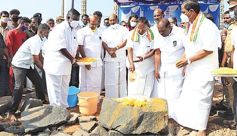 சுனாமி நினைவு தினத்தை முன்னிட்டு திமுக முன்னாள் சட்டமன்ற உறுப்பினர் ஐயப்பன் தலைமையில் அக்கட்சியினர் கடலூர் தேவனாம்பட்டினம் கடற்கரையில் அமைந்துள்ள நினைவு தூணில் மலர் வளையம் வைத்து அஞ்சலி செலுத்தினர்.