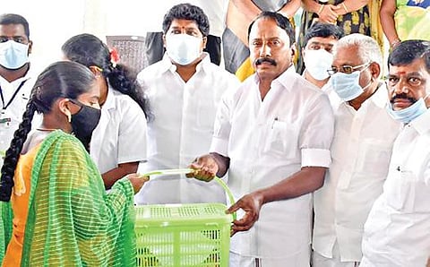 கோபி அருகே சாவக்காட்டுப்பாளையத்தில் நடந்த விழாவில் பள்ளிக் கல்வித்துறை அமைச்சர் கே.ஏ.செங்கோட்டையன், அம்மா தாய் சேய் நல ஊட்டச்சத்து பெட்டகத்தை பயனாளிக்கு வழங்கினார்.