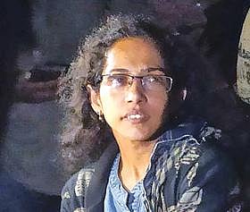 சேவூர் அருகே குப்பைக்கிடங்கில்  சிறுமி மீட்கப்பட்டது தொடர்பாக தாய் மீது வழக்கு