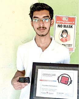 நாசா வழங்கிய சான்றிதழ், சிறிய செற்கைக்கோள்களுடன் மாணவர் ரியாஸூதீன்.