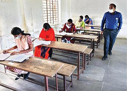 10-ம் வகுப்பு மாணவ, மாணவிகளுக்கு தேசிய திறனாய்வு முதல்நிலை தேர்வு நேற்று நடைபெற்றது. வேலூர் ஈ.வெ.ரா.நாகம்மை மகளிர் மேல்நிலைப்பள்ளியில் தேர்வில் பங்கேற்ற மாணவிகள். அடுத்த படம்: ராணிப்பேட்டை எல்எப்சி மேல்நிலைப்பள்ளியில் நடைபெற்ற தேர்வினை மாவட்ட ஆட்சியர் கிளாட்ஸ்டன் புஷ்பராஜ் பார்வையிட்டார். கடைசிப்படம்: ஜோலார்பேட்டை அடுத்த பொன்னேரி அரசு மேல்நிலைப்பள்ளியில் நடைபெற்ற தேர்வினை பார்வையிட்ட மாவட்ட ஆட்சியர் சிவன் அருள்.