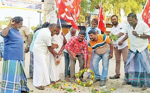 தூத்துக்குடி அருகே தாளமுத்துநகர் பகுதியில் சாலையை சீரமைக்கக் கோரி மார்க்சிஸ்ட் கம்யூனிஸ்ட் கட்சியினர்   போராட்டத்தில் ஈடுபட்டனர்.