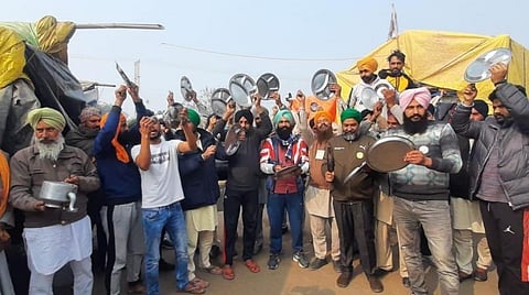 மனதின் குரல் நிகழ்ச்சியில் பிரதமர் மோடி பேசும் நேரத்தில் ‘எங்களது மனதின் குரலை கேட்க வேண்டும்’- டெல்லி எல்லையில் ஓசை எழுப்பி விவசாயிகள் போராட்டம்