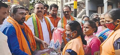 முன்னாள் பிரதமர் வாஜ்பாய் பிறந்த நாளையொட்டி மதுரை செல்லூரில் தூய்மைப் பணியாளர்களுக்கு நலத்திட்ட உதவி வழங்கிய பாஜக பொதுச் செயலாளர் னிவாசன்.