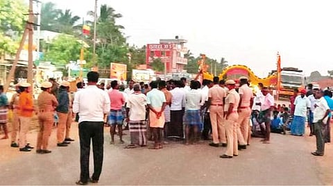 நெய்வேலி அருகே மயானம் ஆக்கிரமிப்பு சடலத்துடன் உறவினர்கள் சாலை மறியல்