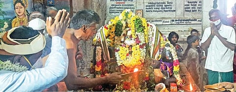 அன்னியூர் கிராமத்தில் உள்ள திரிபுர சுந்தரி சமேத ராமநாததீஸ்வரர் கோயிலில் சனிப்பெயர்ச்சி விழா நடைபெற்றது.